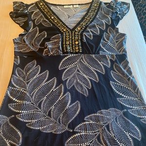 Women’s poly sleeveless blouse in black and cream